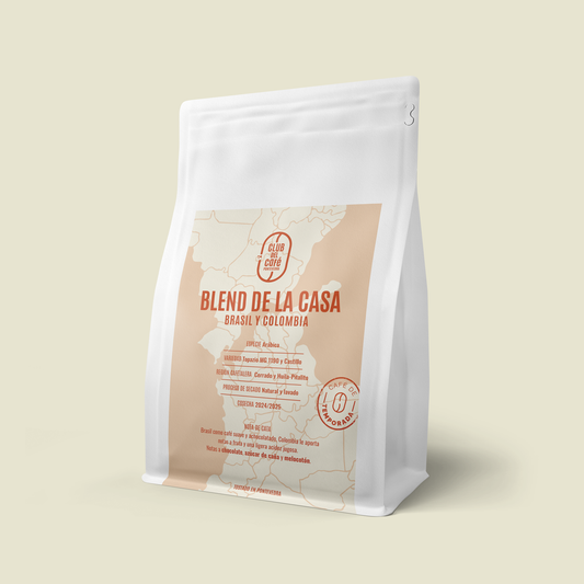 Café de especialidad Blend de la Casa –  notas de chocolate, melocotón, y azúcar de caña. Tostado artesanal en Pontevedra por Club del Café.