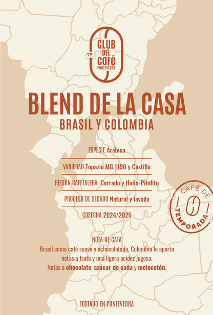 Etiqueta del café Blend de la Casa de Club del Café: diseño minimalista que refleja su origen colombiano y brasileño y perfil balanceado.